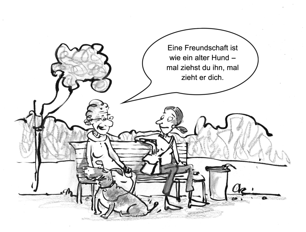 Zwei Personen sitzen auf einer Bank und unterhalten sich, ein Hund sitzt davor.
